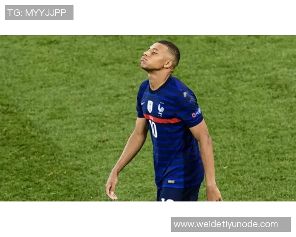 文莱门将遭逼抢慌乱二次抱球被判禁区内间接任意球引发热议 文莱门将遭逼抢慌乱二次抱球被判禁区内间接任意球引发热议